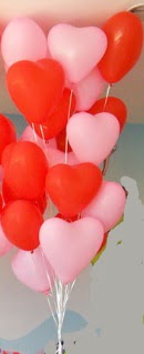 19 adet kalp �eklinde u�an balon