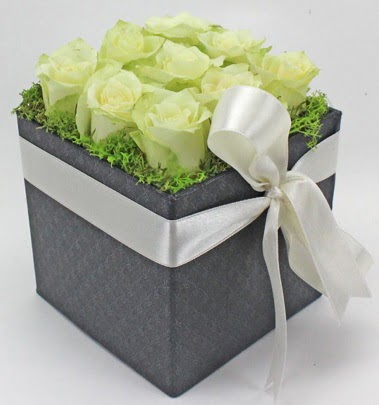 9 adet beyaz gülden özel kutu çiçeği  Ankara demetevler çiçek gönderme çiçek siparişi sitesi 