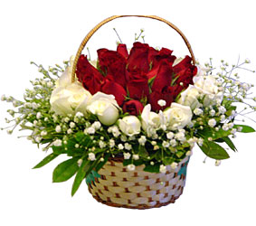  Ankara kaliteli taze ve ucuz çiçekler  Sepet içerisinde kirmizi ve beyaz güller ile hazir
