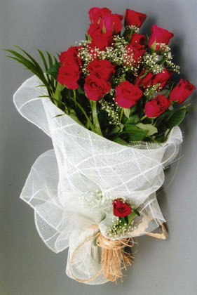 10 adet kirmizi güllerden buket çiçegi  Ankara yurtiçi ve yurtdışı çiçek siparişi 