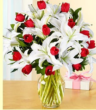  Ankara demetevler çiçek gönderme çiçek siparişi sitesi  3 kazablanka 10 kırmızı gül vazosu