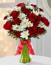 12 adet k�r�m�z g�l ve beyaz mevsim �i�ekleri