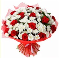 11 adet kırmızı gül ve beyaz kır çiçeği  Ankara internetten çiçek satışı 