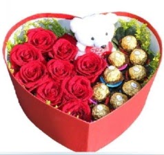 Kalp içerisinde 8 gül 9 çikolata ve ayıcık  Ankara internetten çiçek siparişi 