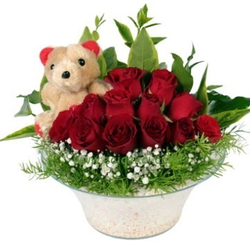 Cam tabakta 7 adet kırmızı gül ve küçük ayı  Ankara demetevler çiçekçi mağazası 