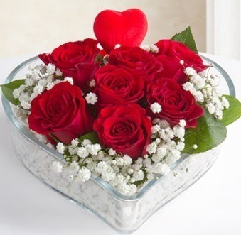 Kalp içerisinde 7 kırmızı gül kalp çubuk  Ankara çiçek gönderme sitemiz güvenlidir 