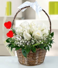 Sepet içerisinde 7 adet beyaz gül  Ankara demetevler çiçek gönderme çiçek siparişi sitesi 