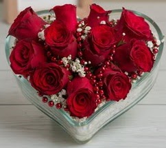 Kalp içerisinde 7 adet kırmızı gül  Ankara demetevler çiçek yolla çiçekçi telefonları 