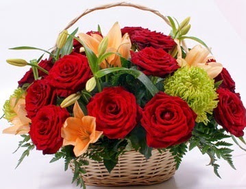 Sepette 5 adet kırmızı gül ve kır çiçekleri  Ankara çiçek gönderme sitemiz güvenlidir  