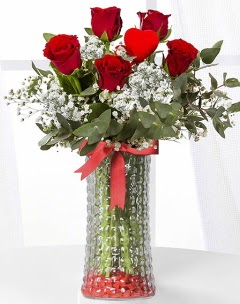 5 adet kırmızı gül kalp çubuk cam vazoda  Ankara çiçek gönderme sitemiz güvenlidir 