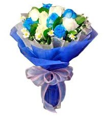5 mavi gül 6 beyaz gülden buket  Ankara demetevler anneler günü çiçek yolla 