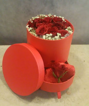 Çekmeceli kutu içerisinde çikolata ve güller  Ankara demetevler çiçek satışı 
