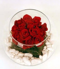 Cam fanusta 11 adet kırmızı gül  Ankara demet çiçek gönderme 