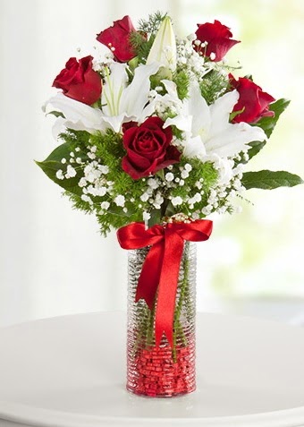 Vazoda Muhteşem Ahenk 2 lilyum 5 kırmızı gül  Ankara çiçek gönderme sitemiz güvenlidir 